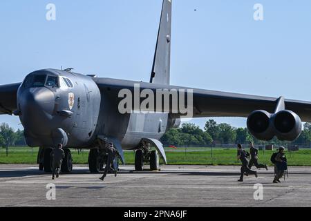 L'équipage affecté à l'escadre de la bombe de 5th se prépare à monter à bord d'une B-52H StratoFortress pendant le tonnerre mondial 23 à la base aérienne de Barksdale, en Louisiane, 16 avril 2023. Global Thunder est un américain Exercice de commandement stratégique conçu pour assurer une réponse efficace à la mission en testant la capacité des hommes aériens à exécuter des procédures de commandement, de contrôle et d'exploitation pendant des scénarios de combat simulés. (É.-U. Photo de la Force aérienne par le sergent d'état-major Crystal A. Jenkins) Banque D'Images