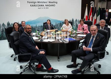 18 avril 2023, Japon, Karuizawa : Annalena Baerbock (l-r, Bündnis 90/Die Grünen), ministre fédéral des Affaires étrangères, Antony Blinken, ministre des Affaires étrangères des États-Unis, James Cleverly, ministre des Affaires étrangères de la Grande-Bretagne, Yoshimasa Hayashi, ministre des Affaires étrangères du Japon, Melanie Joly, ministre des Affaires étrangères du Canada, Catherine Colonna, ministre des Affaires étrangères de la France Enrique Mora Benavente, Secrétaire général adjoint aux affaires politiques de l'UE, et Antonio Tajani, Ministre italien des affaires étrangères, siègent à la table lors de la réunion de G7 ministres des affaires étrangères à l'hôtel Karuizawa Prince avant le début de l'année 5th G7 Banque D'Images