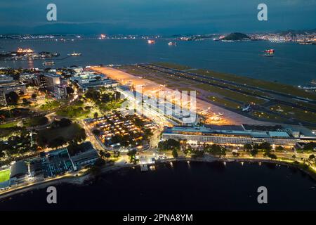 Vue aérienne de l'aéroport Santos Dumont de Rio de Janeiro la nuit Banque D'Images