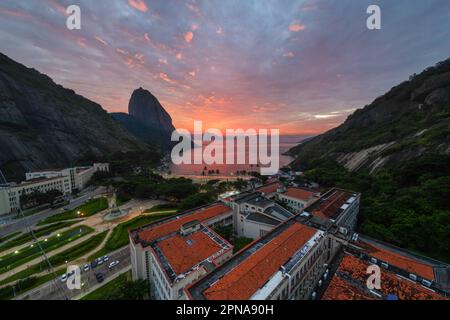 Vue aérienne de Red Beach à Rio de Janeiro juste avant Sunrise et le mont Sugarloaf à l'horizon Banque D'Images