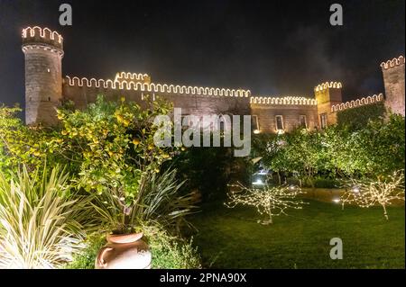 Castello Monacci à Apulia Italie. Soirée. Les citronniers sont visibles. Banque D'Images