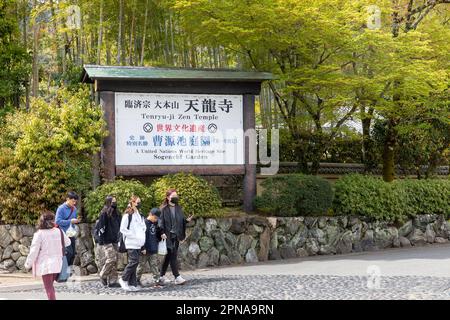 Temple Tenryu ji, avril 2023, célèbre temple bouddhiste zen à Arasiymama Kyoto Japon et entrée au parc du temple Banque D'Images