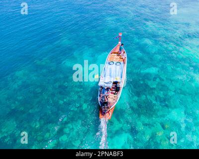 Vue sur les drones à la plage de l'île de Koh Kradan en Thaïlande, vue aérienne sur l'île de Koh Kradan Trang avec des bateaux à longue queue dans l'océan de couleur turqouse Banque D'Images