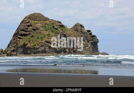 Falaises volcaniques sur la plage de Piha - Nouvelle-Zélande Banque D'Images