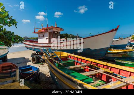 Bateaux de pêche locaux sur la plage de Matadeiro et l'océan par beau temps. Bateaux colorés sur la plage de Florianopolis Banque D'Images