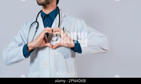 Médecin mains faisant la forme du coeur isolé. Médecin faisant le geste du cœur avec les mains. Concept d'amour et de médecine Banque D'Images