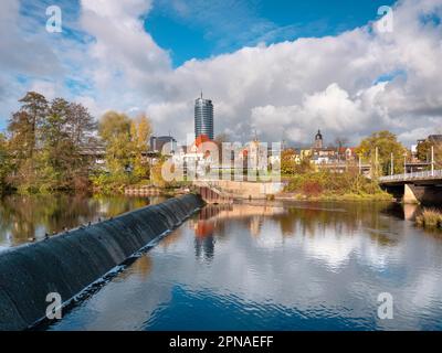 Vue sur la ville de Jena avec tour de Jénée et belette sur la Saale, Jena, vallée de la Saale, Thuringe, Allemagne Banque D'Images