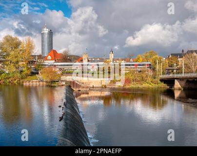 Vue sur la ville de Jena avec tour de Jénée et belette sur la Saale, Jena, vallée de la Saale, Thuringe, Allemagne Banque D'Images