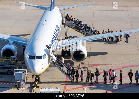 Avion de la compagnie low-cost Ryanair lors de l'enregistrement, passagers à bord, Stuttgart, Bade-Wurtemberg, Allemagne Banque D'Images