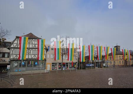 Place du marché avec drapeaux et hôtel de ville, Dieburg, Hesse, Odenwald, Allemagne Banque D'Images