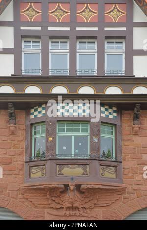 Baie vitrée sur la maison historique à colombages Adlerhaus, Dieburg, Hesse, Odenwald, Allemagne Banque D'Images