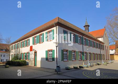 Ancien monastère baroque de Capuchin et école de grammaire d'aujourd'hui, Offenburg, Ortenau, Forêt-Noire du Nord, Forêt-Noire, Bade-Wurtemberg, Allemagne Banque D'Images