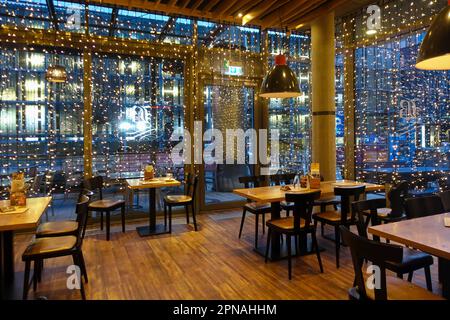 Restaurant Barfuesser, restaurant, pub, lumières, lampes, éclairage, ambiance de soirée, intérieur, fenêtres, lumières de fées, tables, chaises, ambiance chaleureuse Banque D'Images