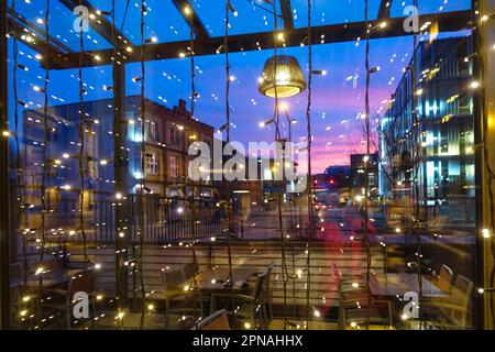 Restaurant Barfuesser, restaurant, auberge, lumières, lampes, éclairage, ambiance de soirée, intérieur, fenêtres, lumières de fées, tables, chaises, ambiance chaleureuse Banque D'Images