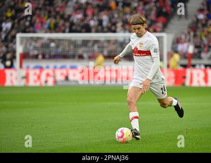 Borna Sosa VfB Stuttgart (24) sur le ballon, coup de pied gratuit, Mercedes-Benz Arena, Stuttgart, Baden-Wuerttemberg, Allemagne Banque D'Images