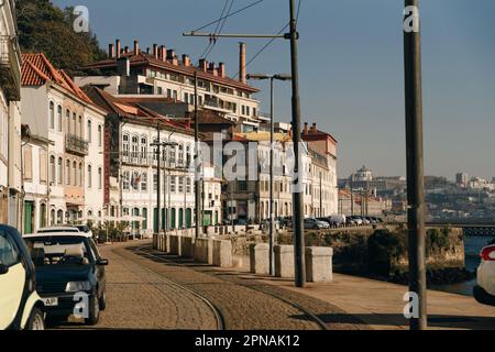 voies de tram à porto le long de la rivière - septembre 2022. Photo de haute qualité Banque D'Images