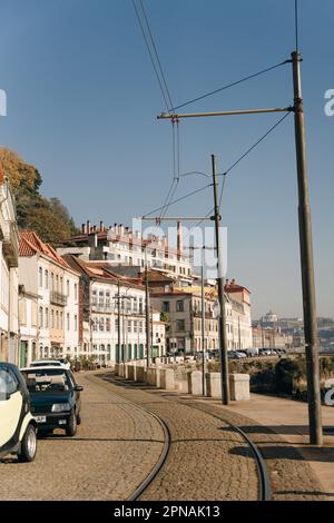 voies de tram à porto le long de la rivière - septembre 2022. Photo de haute qualité Banque D'Images