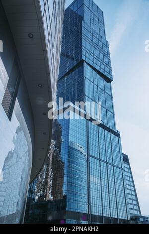 Vue vers le haut de la ville des capitales gratte-ciel dans le centre d'affaires de la ville de Moscou sur fond bleu. Moscou. Russie Banque D'Images
