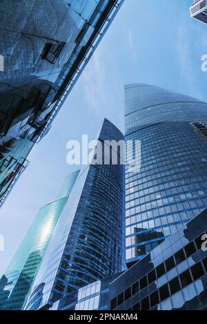 Gratte-ciels dans le quartier des affaires de Moscou. Vue de bas en haut des tours sur fond bleu ciel. Moscou. Russie Banque D'Images
