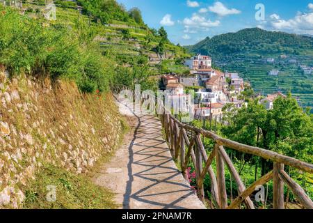 Sentier pittoresque près du village de Scala, le long du magnifique sentier de randonnée Valle delle Ferriere, qui relie les villes de Ravello et Amalfi. Banque D'Images