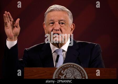 Mexico, Mexique. 17th avril 2023. Le président mexicain Andres Manuel Lopez Obrador lors d'une conférence de presse devant les journalistes au Palais national de Mexico, Mexique. Sur 17 avril 2023 à Mexico, Mexique (Credit image: © Luis Barron/eyepix via ZUMA Press Wire) USAGE ÉDITORIAL SEULEMENT! Non destiné À un usage commercial ! Banque D'Images