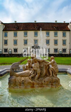 Leutkirch, Allemagne - avril 2023 : belle fontaine avec eau pulvérisée au château de Zeil près de Leutkirch, Allemagne Banque D'Images