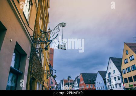 Belle vieille ville avec des enseignes et des maisons colorées, Memmingen, Allemagne. Banque D'Images