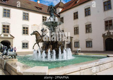 Leutkirch, Allemagne - avril 2023 : belle fontaine avec eau pulvérisée au château de Zeil près de Leutkirch, Allemagne Banque D'Images