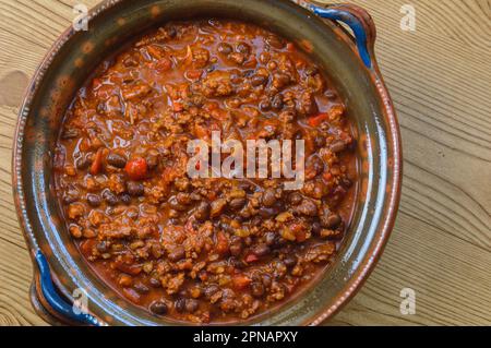 Bœuf aux haricots noirs Chili con carne dans un grand pot en argile Banque D'Images
