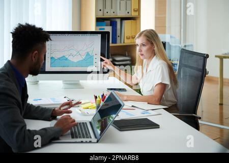 Les professionnels analysent le rapport d'activité de l'entreprise à l'écran Banque D'Images