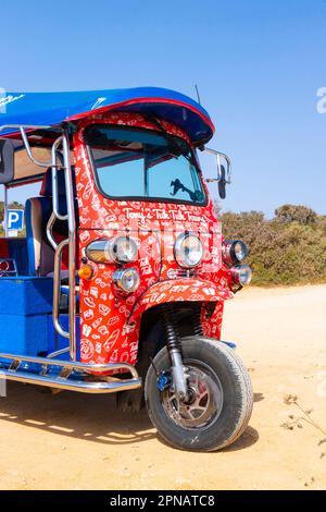 Tuk tuk coloré à Praia dos Arrifes près d'albufeira algarve portugal Banque D'Images