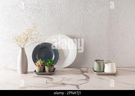 cuisine élégante avec plats sombres et clairs contrastés sur un comptoir en marbre. style minimaliste dans le design de l'espace cuisine Banque D'Images