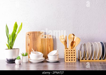 Magnifique cuisine avec un ensemble de plats respectueux de l'environnement, planches à découper, bol. espace pour le texte Banque D'Images