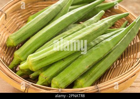 Okra, Lady's Finger, Bhindi et Bamies, légumes et herbes dans le panier. Banque D'Images