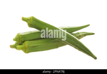 Okra, Lady's Finger, Bhindi et Bamies, légumes et herbes isolées sur un fond blanc. Banque D'Images