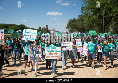 (230418) -- WASHINGTON, D.C., 18 avril 2023 (Xinhua) -- les gens défilent au Capitole pour protester contre une interdiction des armes d'assaut, à Washington, D.C., aux États-Unis, sur le 17 avril, 2023. Quatre personnes ont été tuées et au moins 28 autres blessées lors d'une fusillade à l'occasion d'une fête d'anniversaire samedi soir dans la petite ville de Dadeville, en Alabama, aux États-Unis, ont déclaré les autorités dimanche. Cet incident a conduit les États-Unis à une triste étape de plus de 160 fusillades de masse jusqu'à présent cette année, avec 12 277 morts par la violence par les armes à feu, selon une base de données gérée par le groupe de recherche à but non lucratif Gun violence Arc Banque D'Images