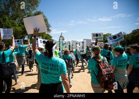 (230418) -- WASHINGTON, D.C., 18 avril 2023 (Xinhua) -- les gens défilent au Capitole pour protester contre une interdiction des armes d'assaut, à Washington, D.C., aux États-Unis, sur le 17 avril, 2023. Quatre personnes ont été tuées et au moins 28 autres blessées lors d'une fusillade à l'occasion d'une fête d'anniversaire samedi soir dans la petite ville de Dadeville, en Alabama, aux États-Unis, ont déclaré les autorités dimanche. Cet incident a conduit les États-Unis à une triste étape de plus de 160 fusillades de masse jusqu'à présent cette année, avec 12 277 morts par la violence par les armes à feu, selon une base de données gérée par le groupe de recherche à but non lucratif Gun violence Arc Banque D'Images