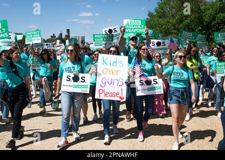 (230418) -- WASHINGTON, D.C., 18 avril 2023 (Xinhua) -- les gens défilent au Capitole pour protester contre une interdiction des armes d'assaut, à Washington, D.C., aux États-Unis, sur le 17 avril, 2023. Quatre personnes ont été tuées et au moins 28 autres blessées lors d'une fusillade à l'occasion d'une fête d'anniversaire samedi soir dans la petite ville de Dadeville, en Alabama, aux États-Unis, ont déclaré les autorités dimanche. Cet incident a conduit les États-Unis à une triste étape de plus de 160 fusillades de masse jusqu'à présent cette année, avec 12 277 morts par la violence par les armes à feu, selon une base de données gérée par le groupe de recherche à but non lucratif Gun violence Arc Banque D'Images