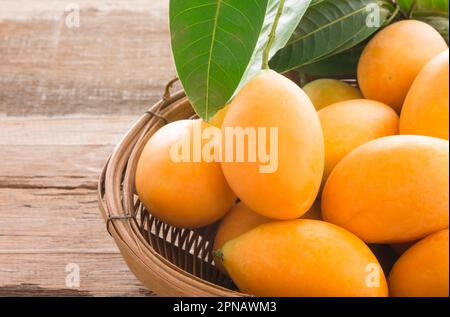 Gros plan de prune mariale douce mûre ( Maprang, Mayongchid, Plum Mango) fruits thaïlandais sur table en bois. Banque D'Images