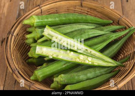 Okra, Lady's Finger, Bhindi et Bamies, légumes et herbes dans le panier. Banque D'Images