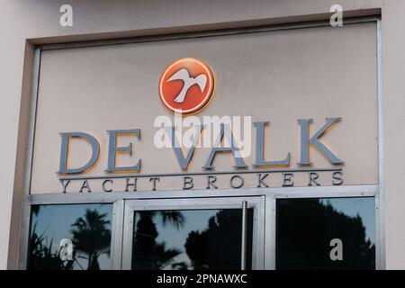 La Rochelle , Aquitaine France - 04 12 2023 : de Valk Yacht broker logo marque et texte signe sur façade agence vente bateau Banque D'Images