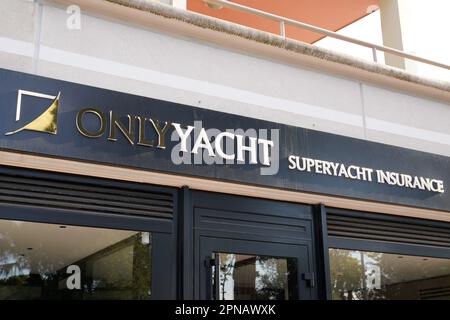 La Rochelle , Aquitaine France - 04 12 2023 : onlyyacht superyacht assurance logo marque et texte signe sur façade office agence yacht seul bateau Banque D'Images