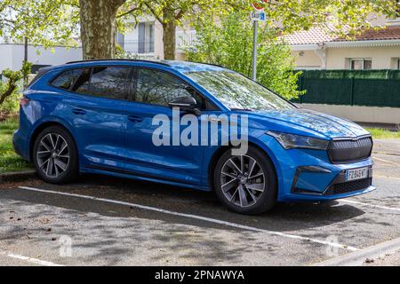 Bordeaux , Aquitaine France - 04 15 2023 : Skoda Enyaq coupé IV voiture bleu crossover avec coupé carrosserie sport Banque D'Images