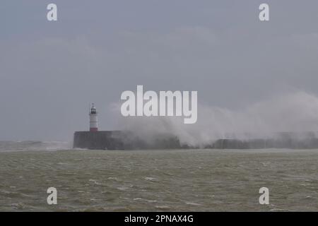 Les mers se brisent au-dessus du mur du port de Newhaven pendant la tempête Noa Banque D'Images