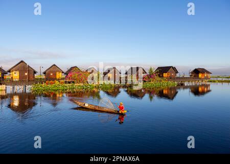 Mandalay, Myanmar, 22 novembre 2016 : lac Inle et bateaux à moteur, Myanmar, Birmanie Banque D'Images