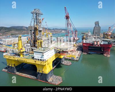 YANTAI, CHINE - le 17 AVRIL 2023 - la plate-forme de forage semi-submersible Blue Whale 2 est mise à niveau et entretenue à la base de construction de CIMC Raffles à Banque D'Images