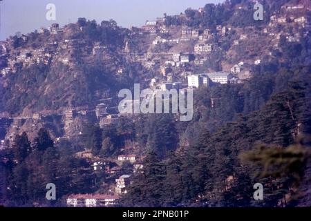 Shimla est la capitale de l'État indien du nord de l'Himachal Pradesh, dans les contreforts de l'Himalaya. Autrefois capitale estivale de l’Inde britannique, envahite par le cèdre, le rhododendron, le sapin et le chêne himalayan, la capitale de l’Himachal Pradesh est l’une des stations de montagne les plus populaires. 'Queen of Hills', Shimla est une ville pittoresque nichée sur une colline à une altitude de 2205 mètres. Banque D'Images