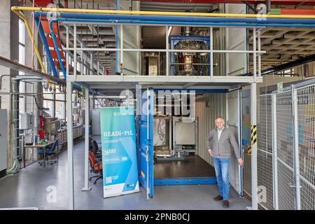 PRODUCTION - 05 avril 2023, Hambourg : Thomas Willner, ingénieur en procédés et chef de projet de Readi-PTL (distillation réactive), est présent dans l'usine avec un réacteur pour la conversion des déchets (graisses usagées) dans l'usine pilote du département d'ingénierie des procédés du campus des sciences de la vie de la HAW. L'usine pilote est conçue pour convertir les déchets tels que les matières grasses usagées et les déchets de plastique en substituts de pétrole lourd neutre en climat. Le substitut de pétrole (huile végétale fissurée CVO) peut être utilisé pour produire des carburants liquides comme l'essence et le diesel, ainsi que des plastiques et bien plus encore Banque D'Images