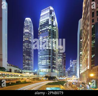 Immeubles de bureaux modernes dans le centre de Hong Kong la nuit avec circulation Banque D'Images