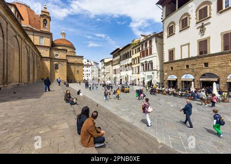 La Piazza di San Lorenzo. Le plus grand dôme en arrière-plan appartient à la Cappelle Medicee, les Chapelles des Médicis. Florence, Toscane, Italie. Le poing Banque D'Images